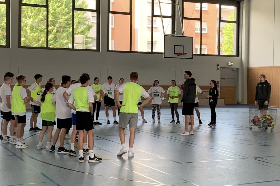 Zwei Spieler des HSG Wetzlar trainierten die 10G im Sportunterricht